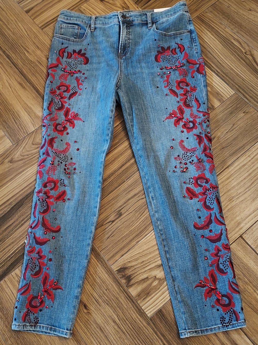 Chico's Beaded & Embroideted Tapered Ankle Jeans w Red Floral Design.Sz. 12 NWT
